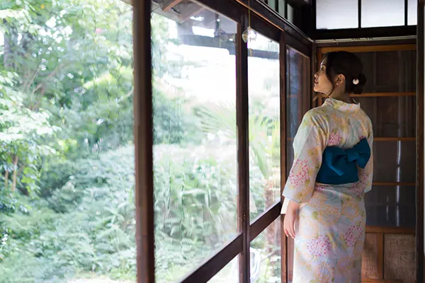 Japón es un país fascinante donde la tradición y la modernidad se entrelazan en cada rincón. Si planea visitar este destino, conocer los tipos de alojamiento en Japón es fundamental...