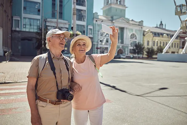 Los seguros de viaje para adultos mayores se han convertido en un elemento indispensable para quienes desean explorar el mundo con tranquilidad y respaldo. Viajar después de los 60 es...